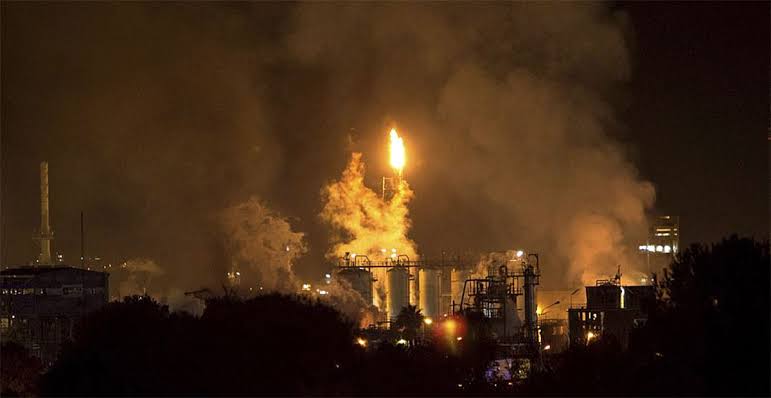 Explota planta petroquímica en España, hay cuatro heridos