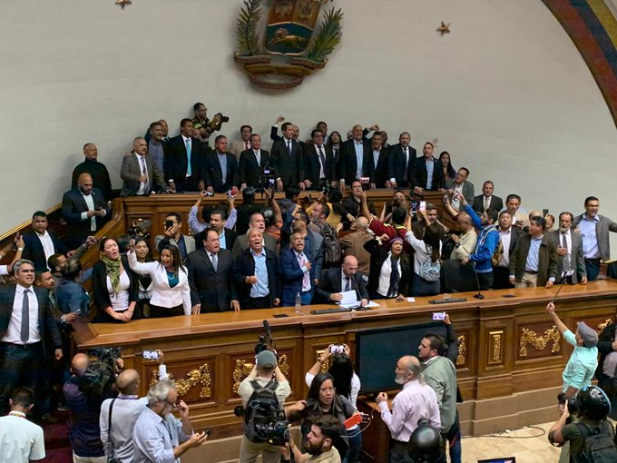 Entre forcejeos y empujones Juan Guaidó logra ingresar a la sede del Parlamento venezolano