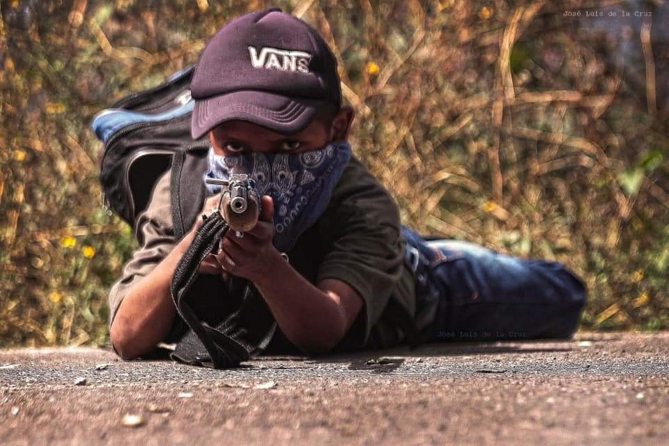 Niños armados de entre 6 y 15 años exigen justicia en Guerrero por 10 músicos asesinados