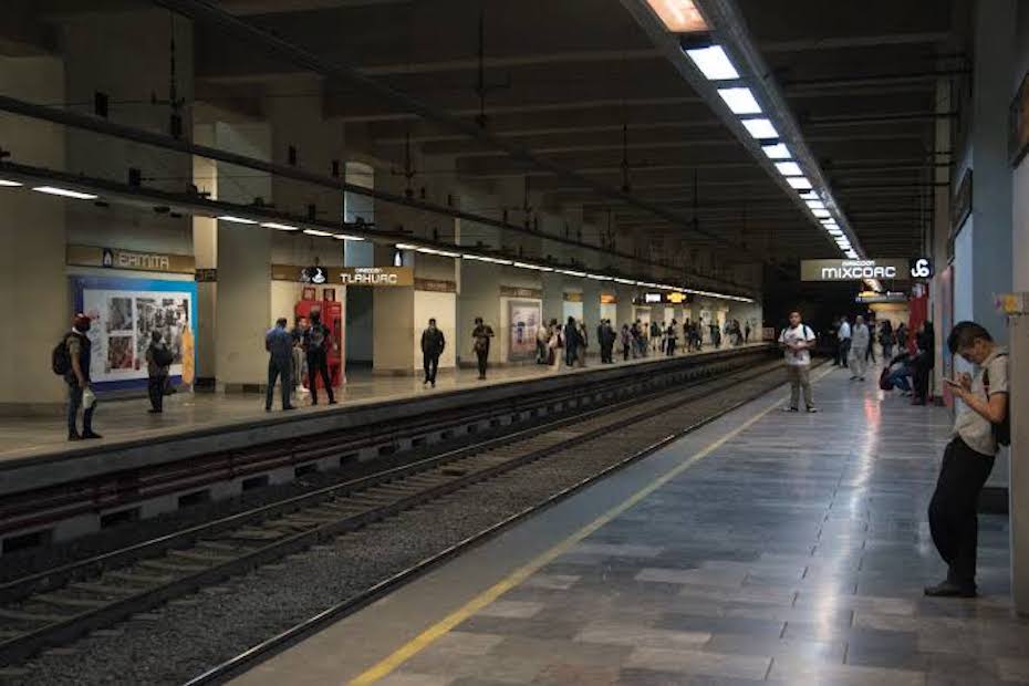 Joven muerde la nariz de policía que lo regañó por orinar en el Metro