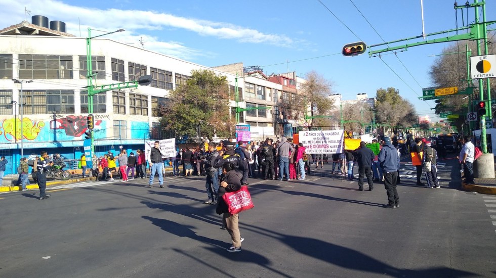 Locatarios del Mercado Hidalgo protestan sobre Eje Central