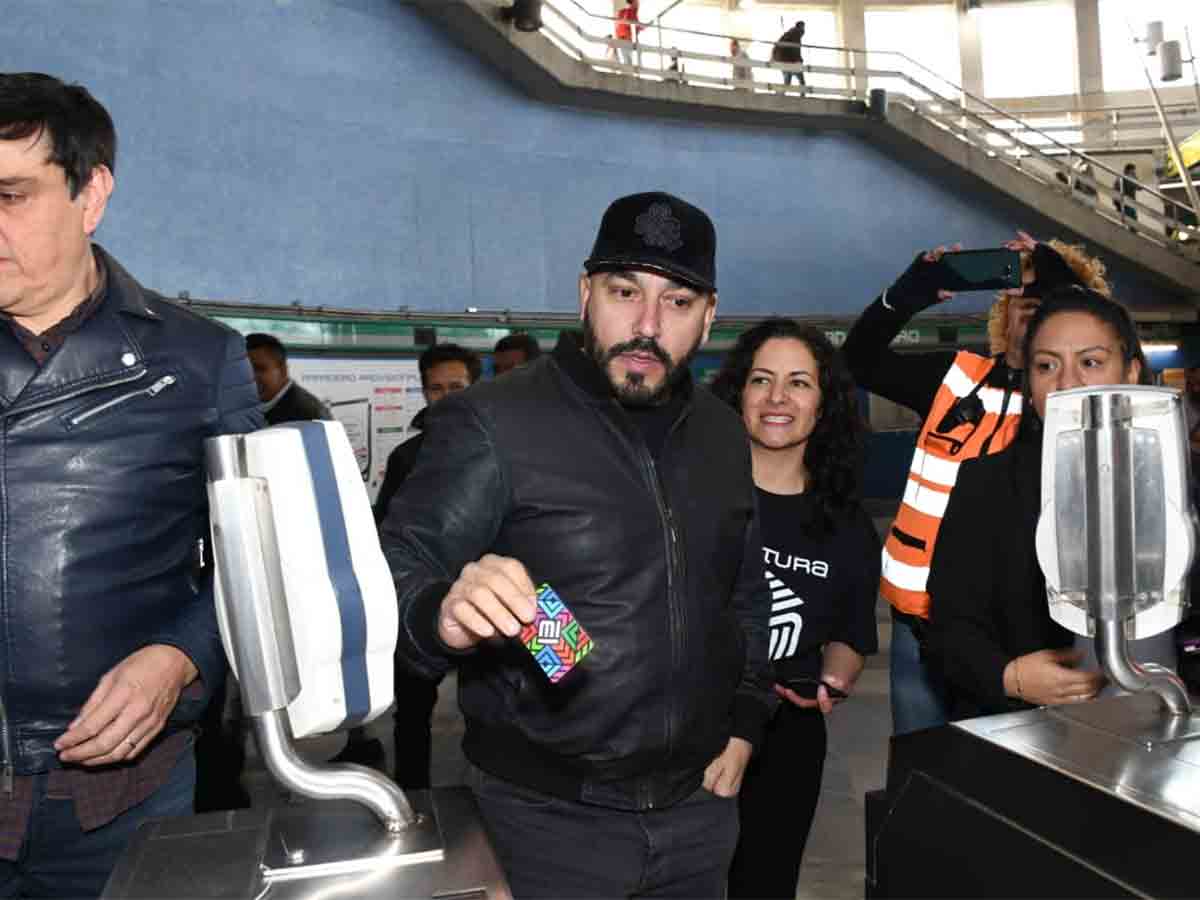 Lupillo Rivera Sorprende A Usuarios La Línea B Del Metro - Almomento ...