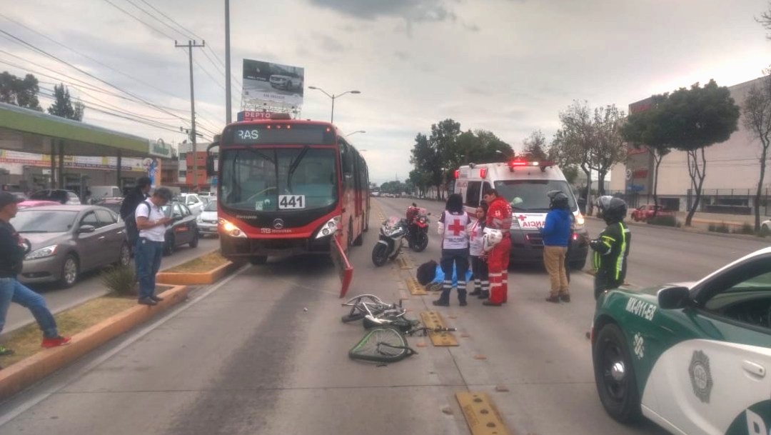 Ciclista muere atropellado por Metrobús en Vallejo