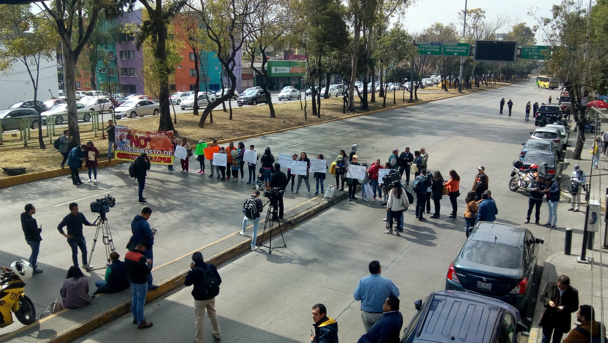 Bloquean Circuito Interior para exigir medicinas contra el cáncer