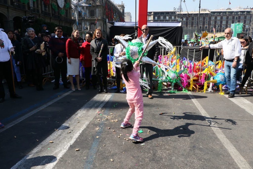 Niños rompen mil piñatas en el Zócalo de la CDMX