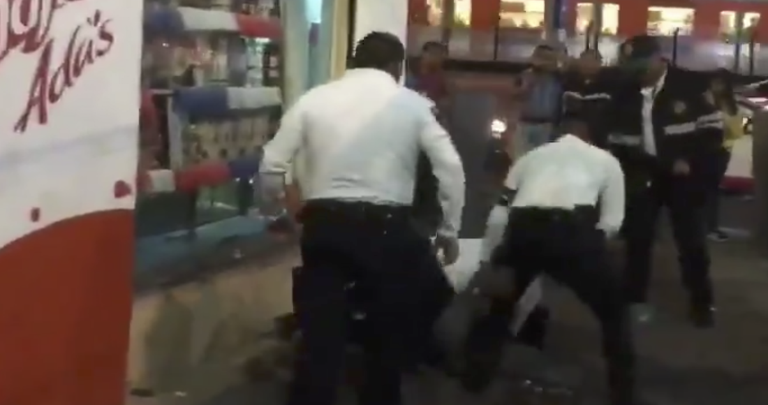 Policías de la CDMX golpean a un hombre cerca del Metro Portales