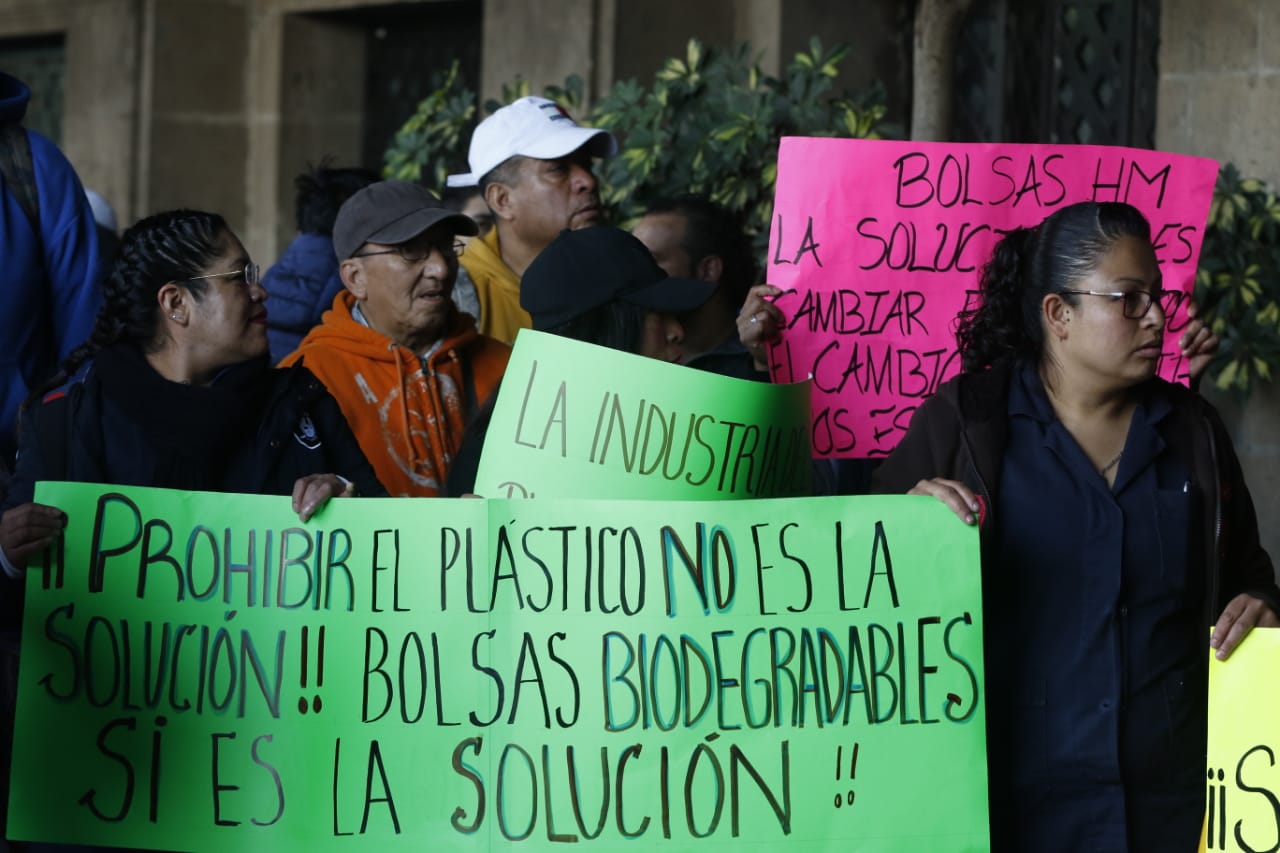 Fabricantes y vendedores de bolsas de plástico protestan en la Sedema