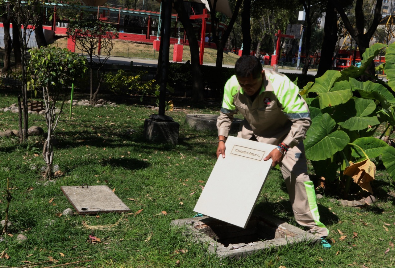 Alcaldía Cuauhtémoc coloca 200 tapas de registro faltantes en Tlatelolco