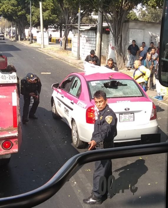 Balean taxi en Iztapalapa; hay dos muertos