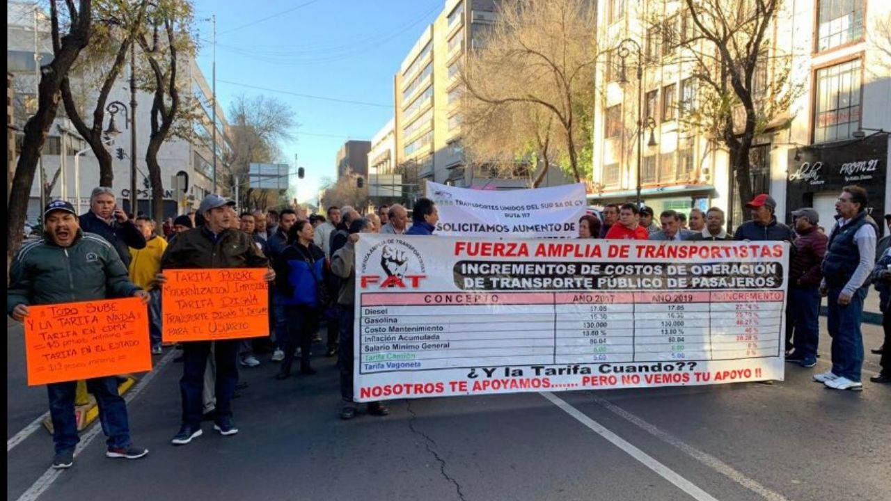 Transportistas de la CDMX protestan en el Zócalo; exigen aumento a tarifas