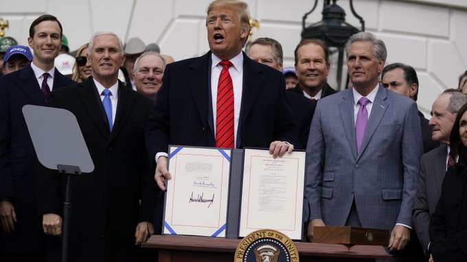 Ratifica EU en T-MEC; Donald Trump firma el tratado