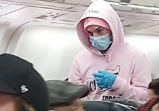 Youtuber dice que tiene coronavirus en un avión