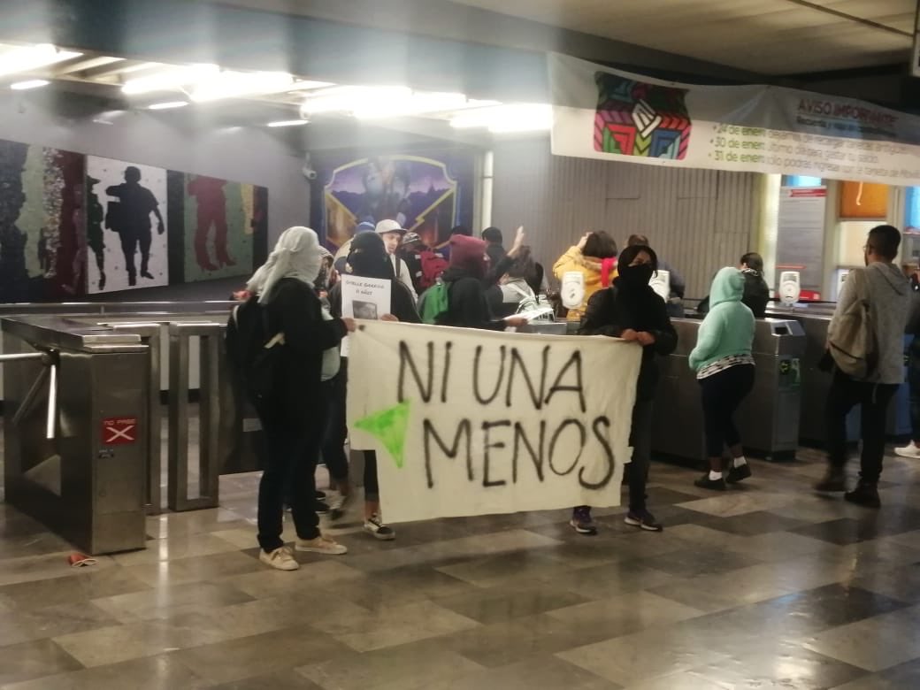 Feministas toman los torniquetes de metro Taxqueña