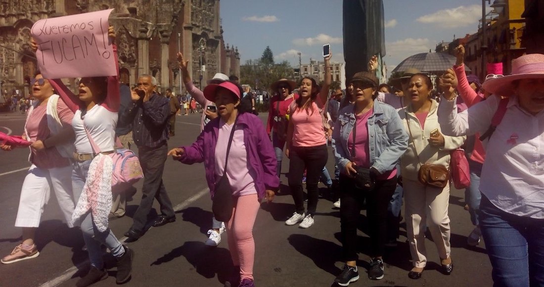 Mujeres protestan en Palacio Nacional en apoyo a Fucam