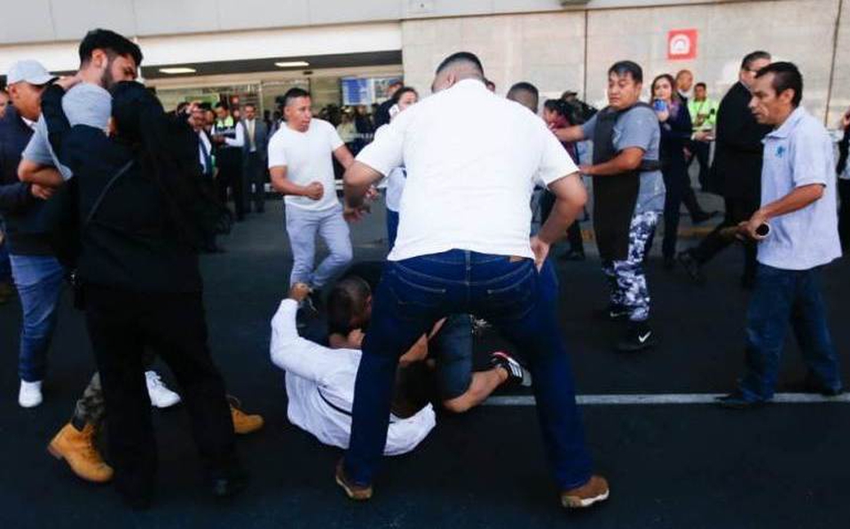 Taxistas se enfrentan en Terminal 1 del AICM