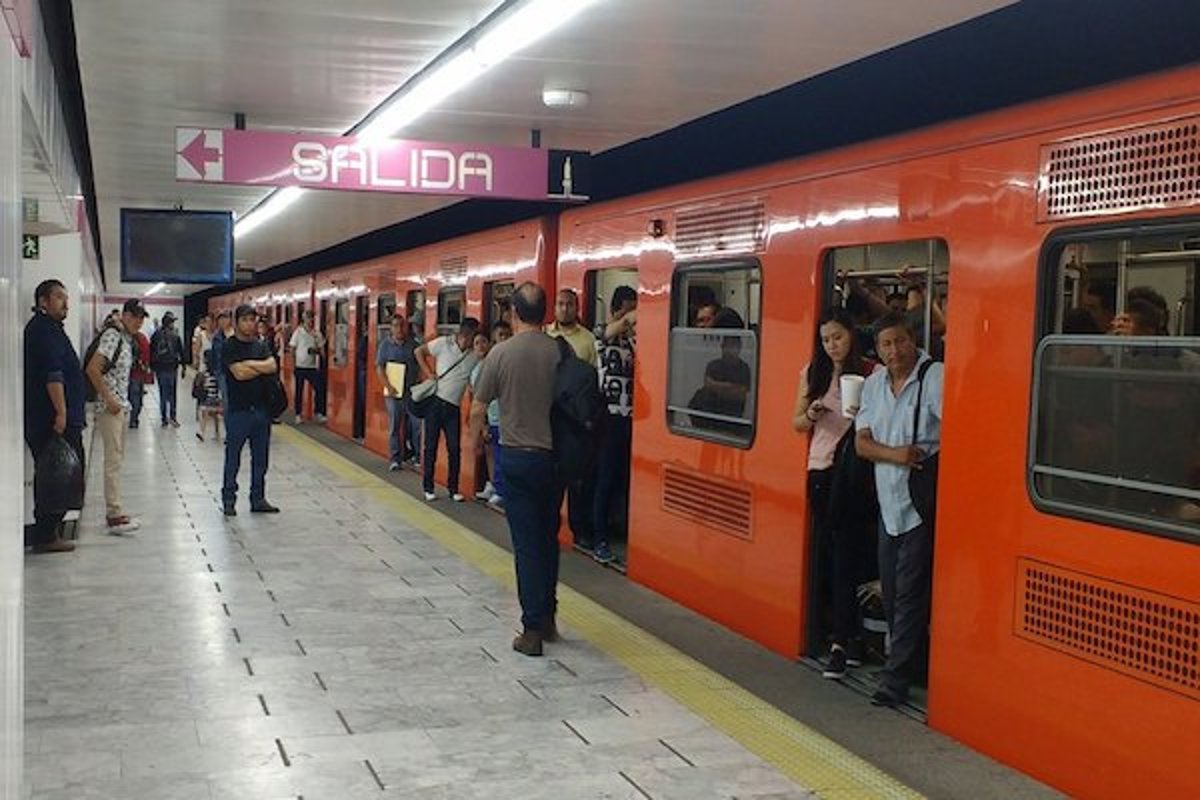 Caótica mañana en la Línea 1 del Metro; también en el Tren Ligero