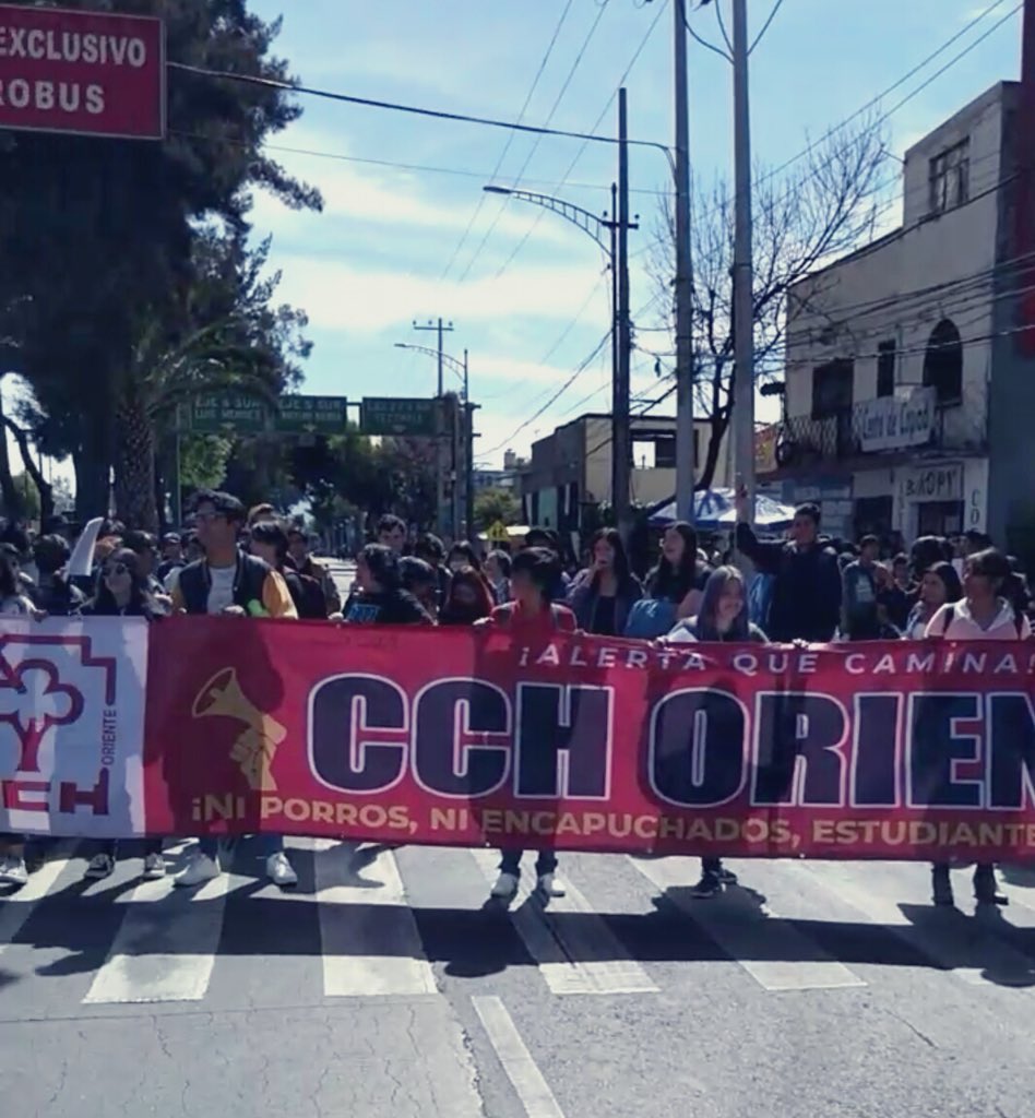 Estudiantes del CCH Oriente bloquean Periférico
