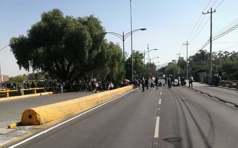Estudiantes de la UNAM bloquean Insurgentes Sur; marchan a Rectoría