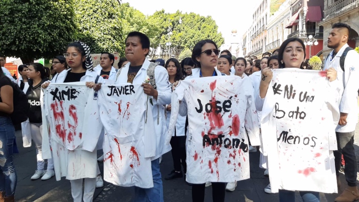 Estudiantes de Puebla marchan para exigir justicia por sus compañeros asesinados