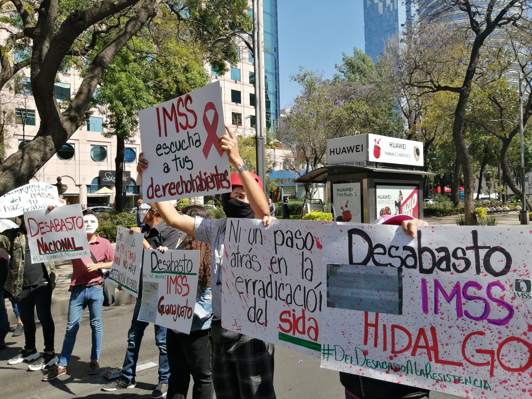 Pacientes con VIH bloquean Reforma; exigen abasto de antirretrovirales