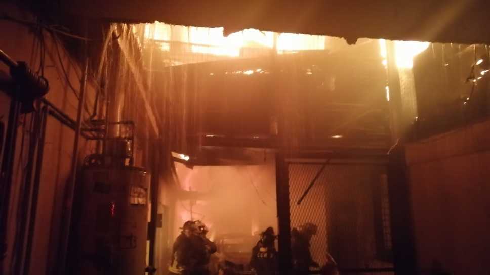 Incendio consumió fábrica de muebles en Iztapalapa