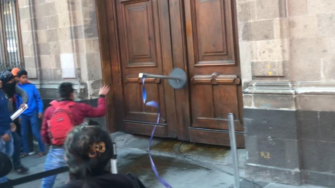 Normalistas vandalizan puerta de Palacio Nacional