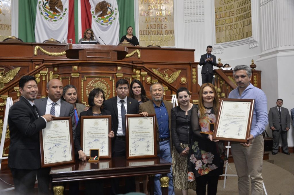 Congreso de la CDMX entrega medallas al mérito por la defensa de víctimas