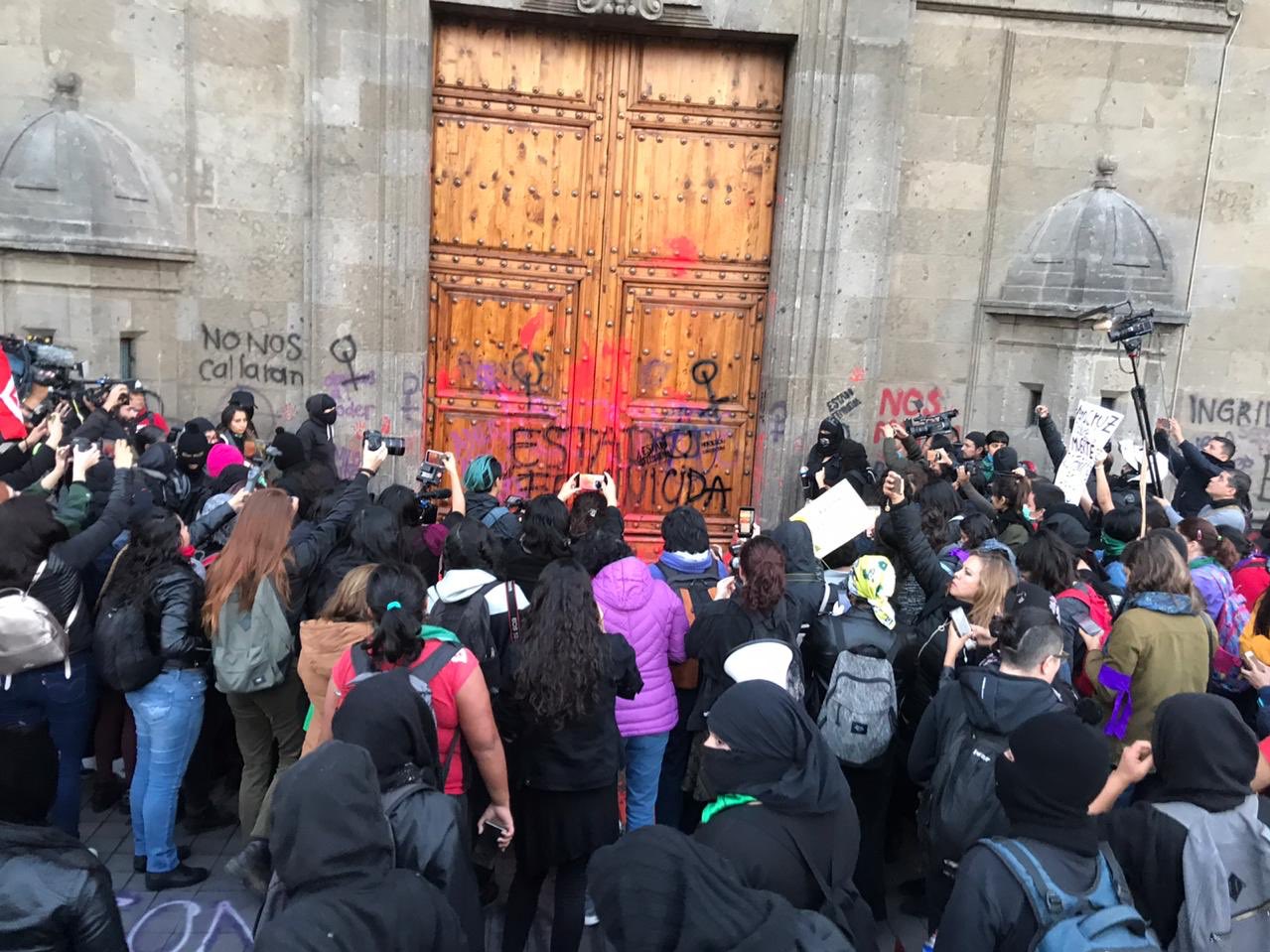 Feministas agreden a subsecretario de Gobierno de la CDMX