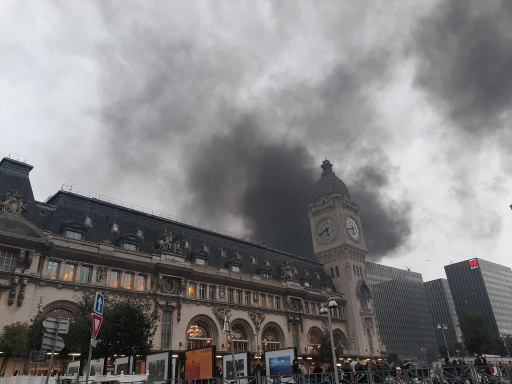 Manifestantes provocan incendio masivo en la estación de tren Lyon de París