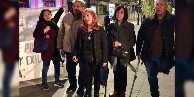 Rosario Piedra protesta afuera de Palacio, pide audiencia con AMLO