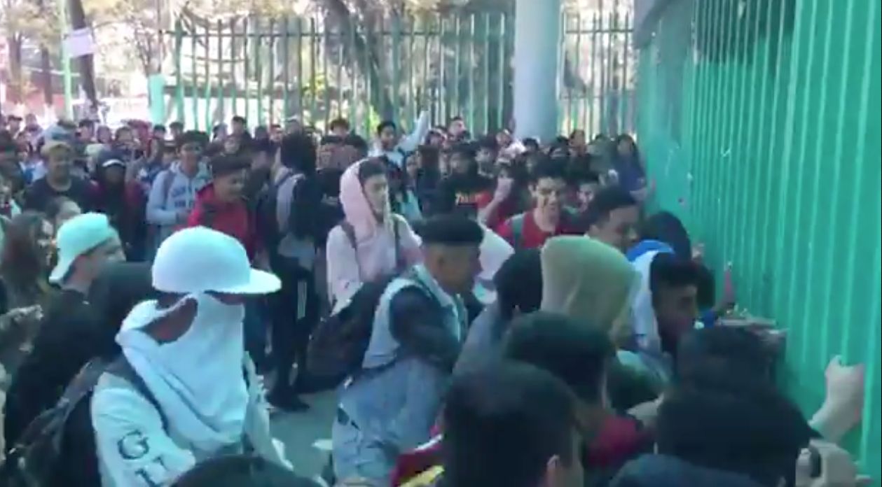 Protestan estudiantes de Bachilleres 6; exigen la destitución de directora