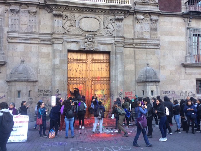 Mujeres protestan en Palacio Nacional contra feminicidios en México