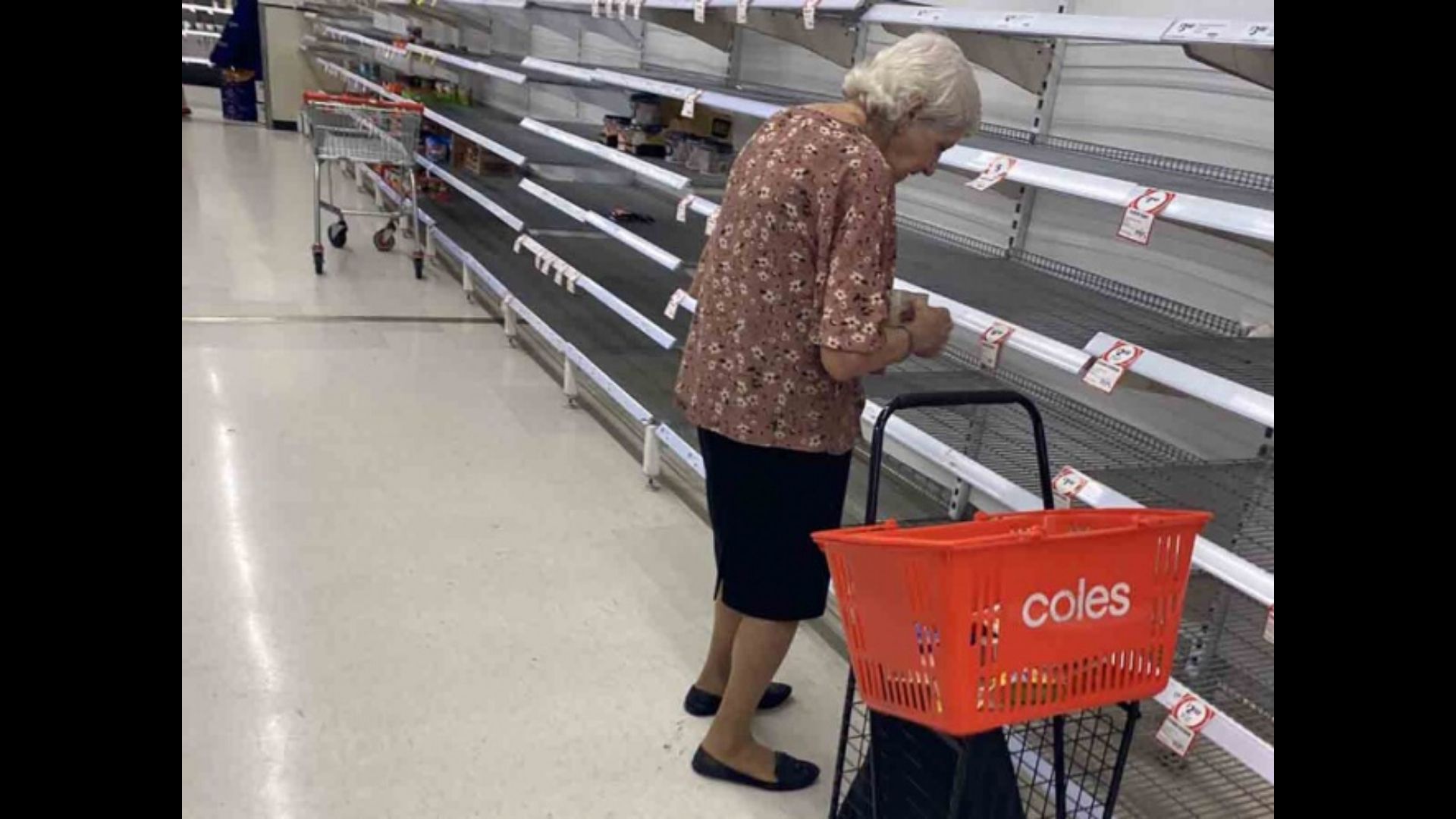 Abuelita llora en supermercado vacío por compras de pánico