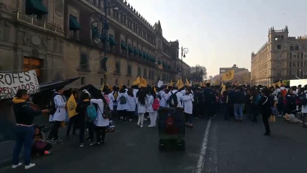 Estudiantes de Medicina de la UNAM y del IPN protestan en Palacio Nacional