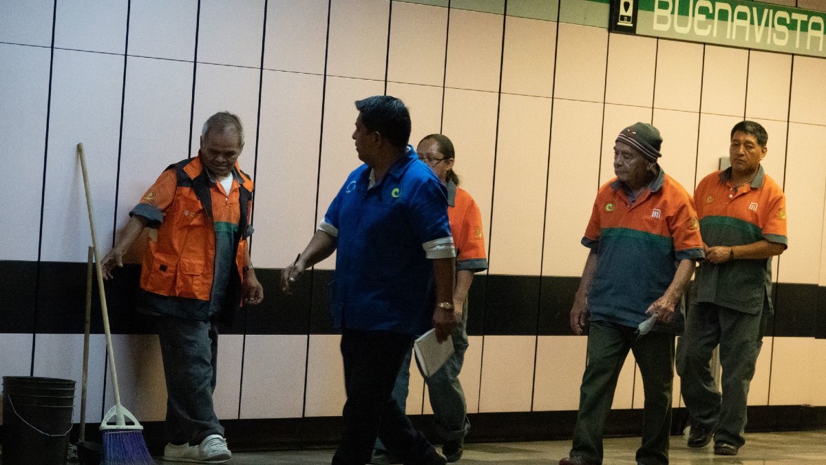 Metro envía a casa a adultos mayores que trabajan en limpieza