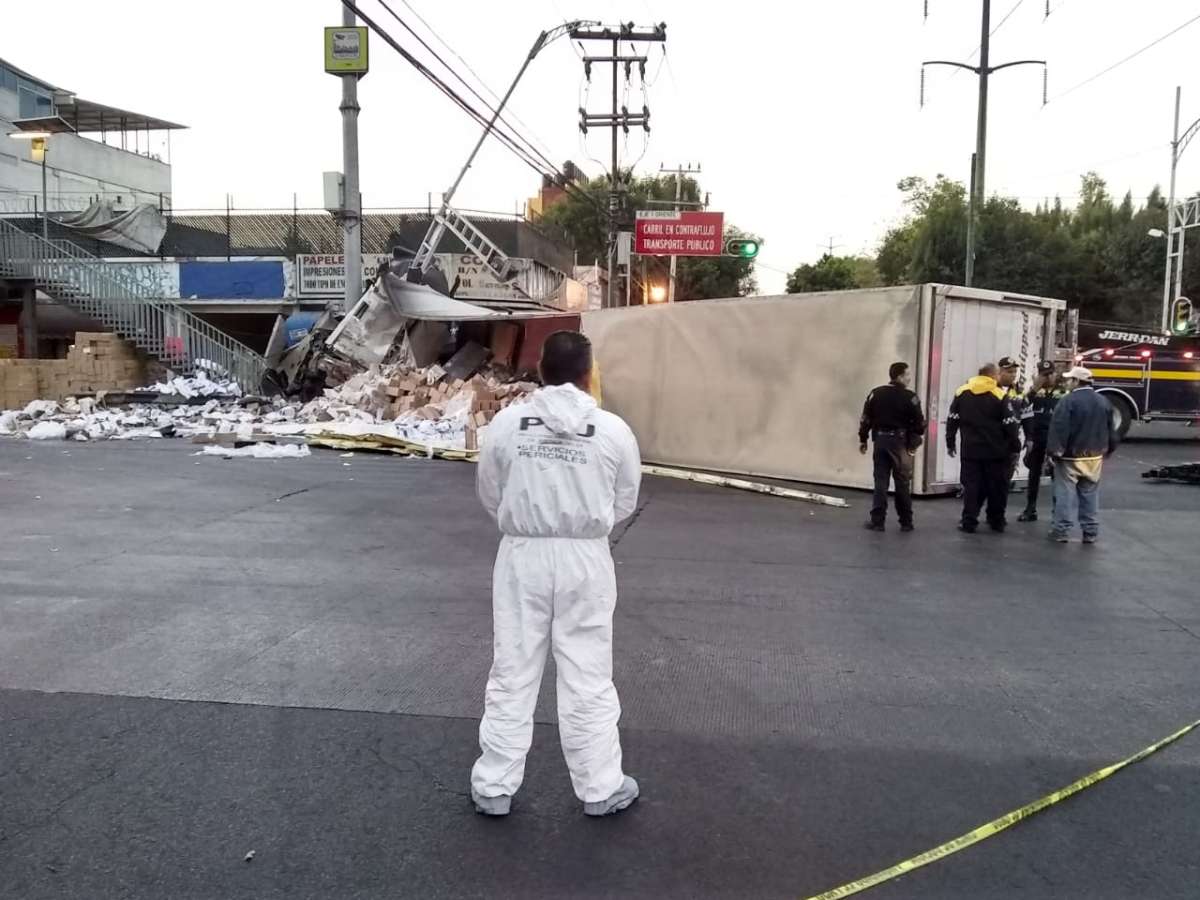 Volcadura de tráiler deja una mujer muerta y 3 heridos en Iztacalco