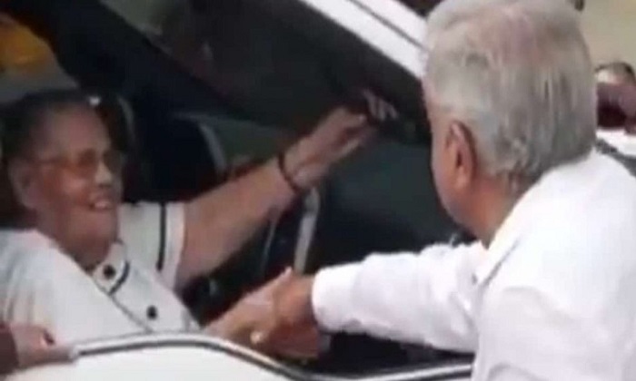 AMLO saluda a la madre de “El Chapo” en Badiraguato, Sinaloa