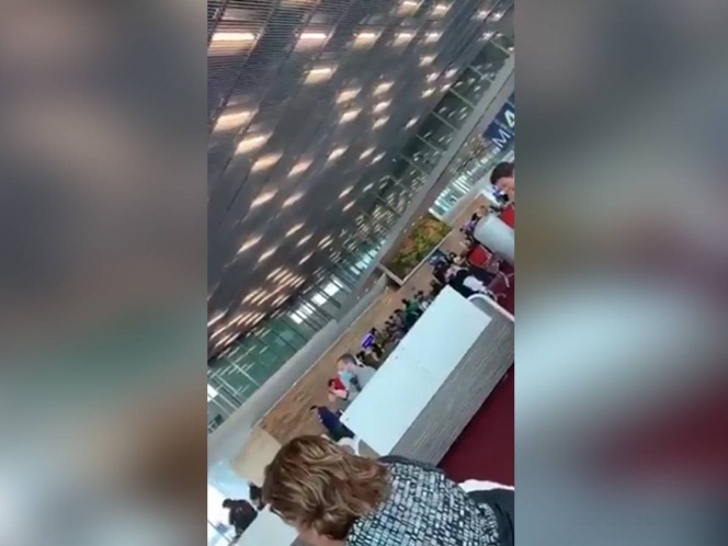 mexicanos cantan cielito lindo en aeropuerto en Francia