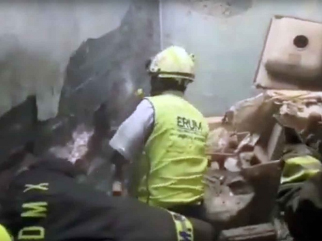 VIDEO: Rescatan a bebé atorada entre dos paredes en Iztacalco