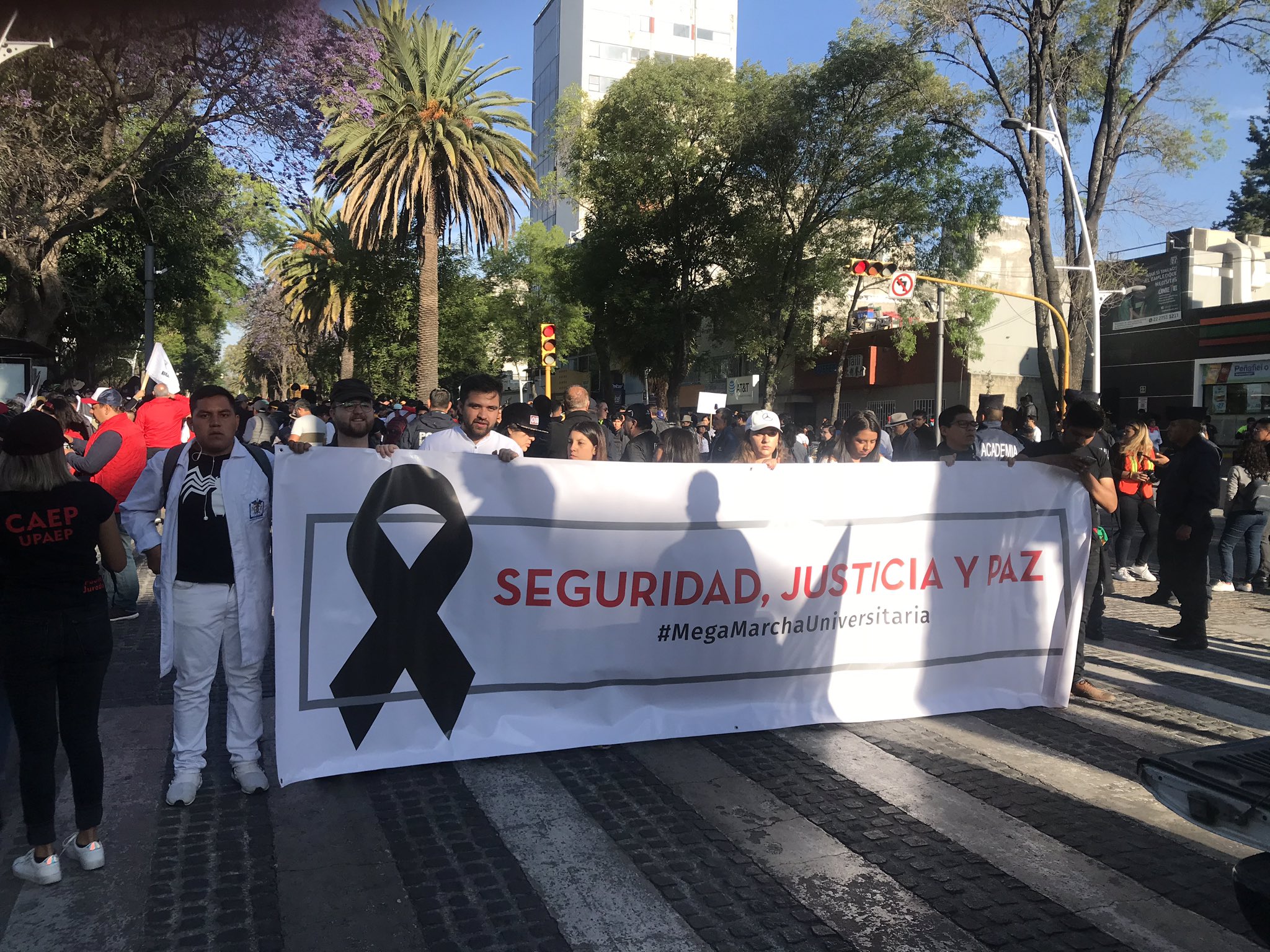 Universitarios poblanos participan en megamarcha exigiendo justicia