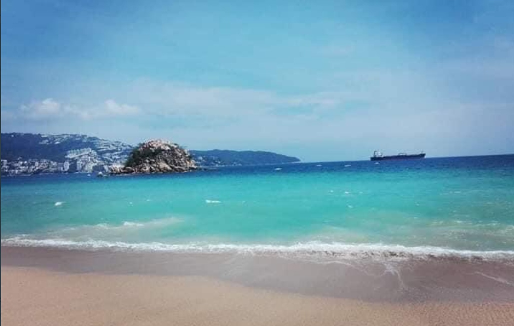 Playas de Acapulco lucen hermosas sin turistas