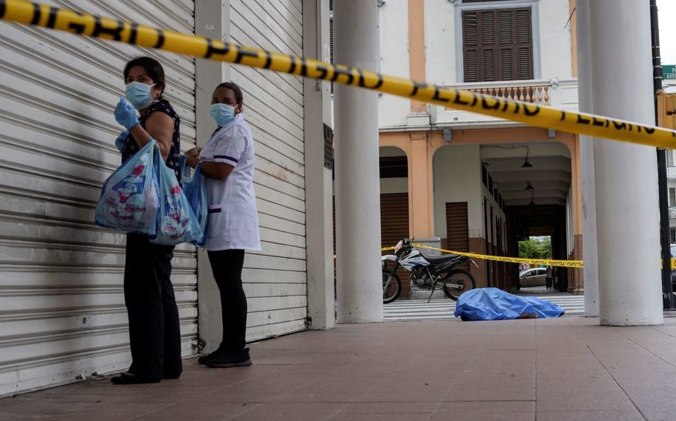 Colapsa el sistema funerario de Ecuador: hallan cadáveres en las calles