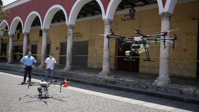 Con drones, Mérida sanitiza calles y espacios públicos