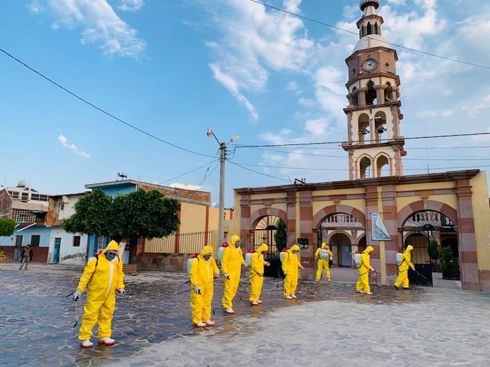 Sanitizan espacios públicos en Guanajuato para prevenir contagio de coronavirus