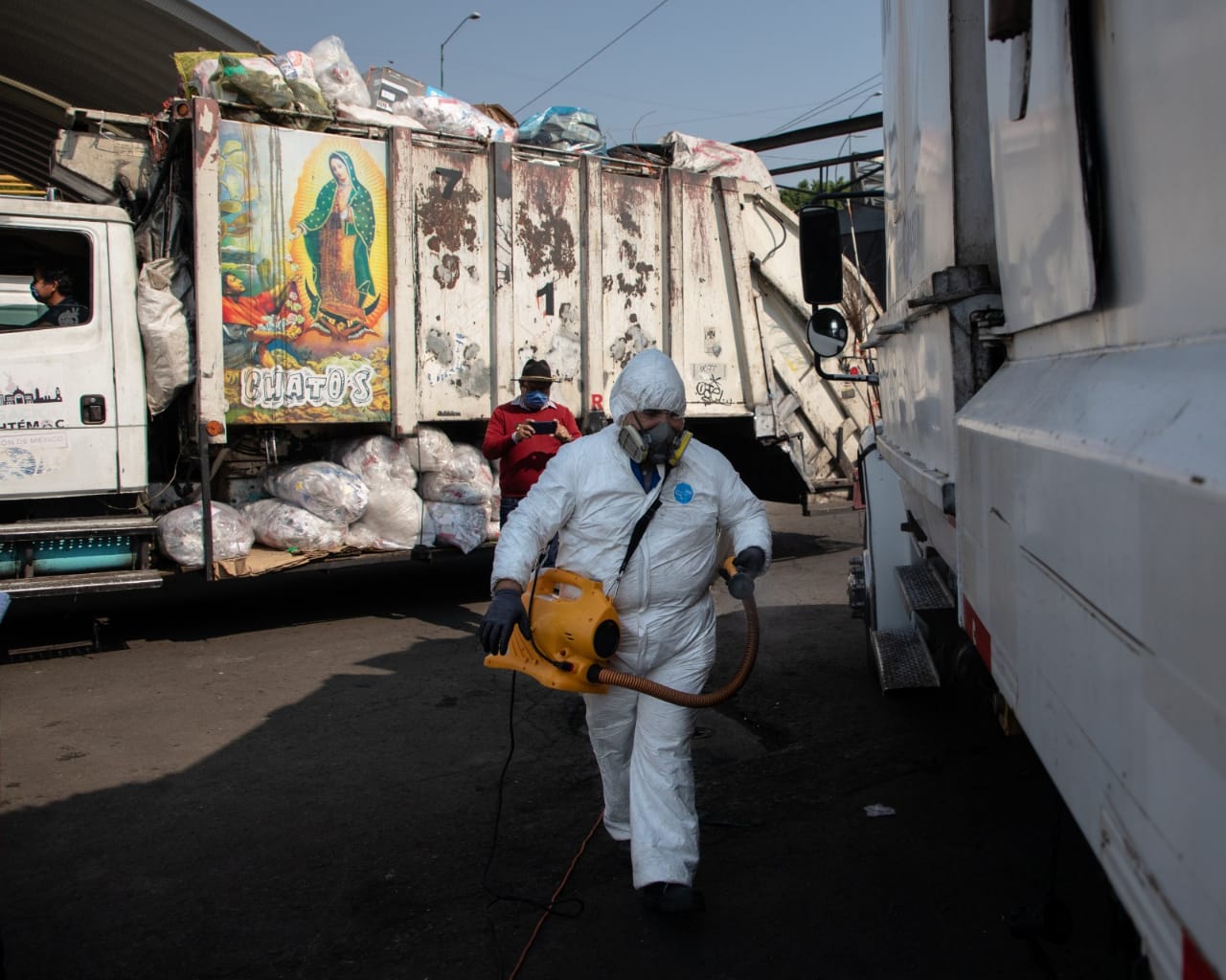 Sanitizan los vehículos recolectores de residuos en Cuauhtémoc