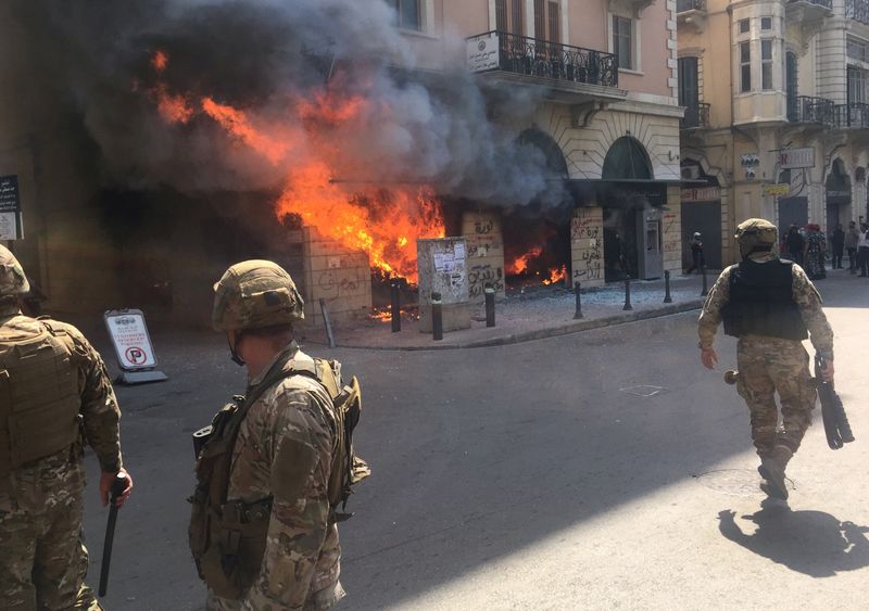 Trípoli vive protestas violentas ante crisis económica