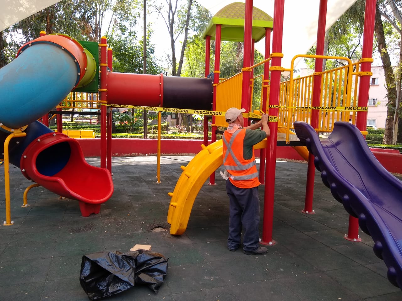 Por Covid-19, acordonan parques y jardines en la alcaldía Cuauhtémoc