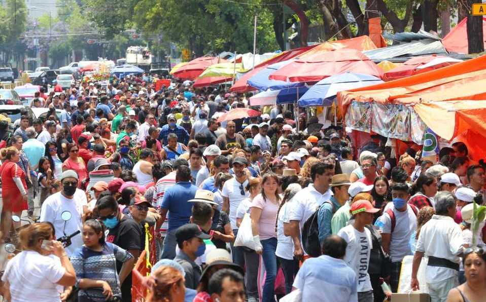 Pese a Covid-19, capitalinos abarrotan el mercado La Viga