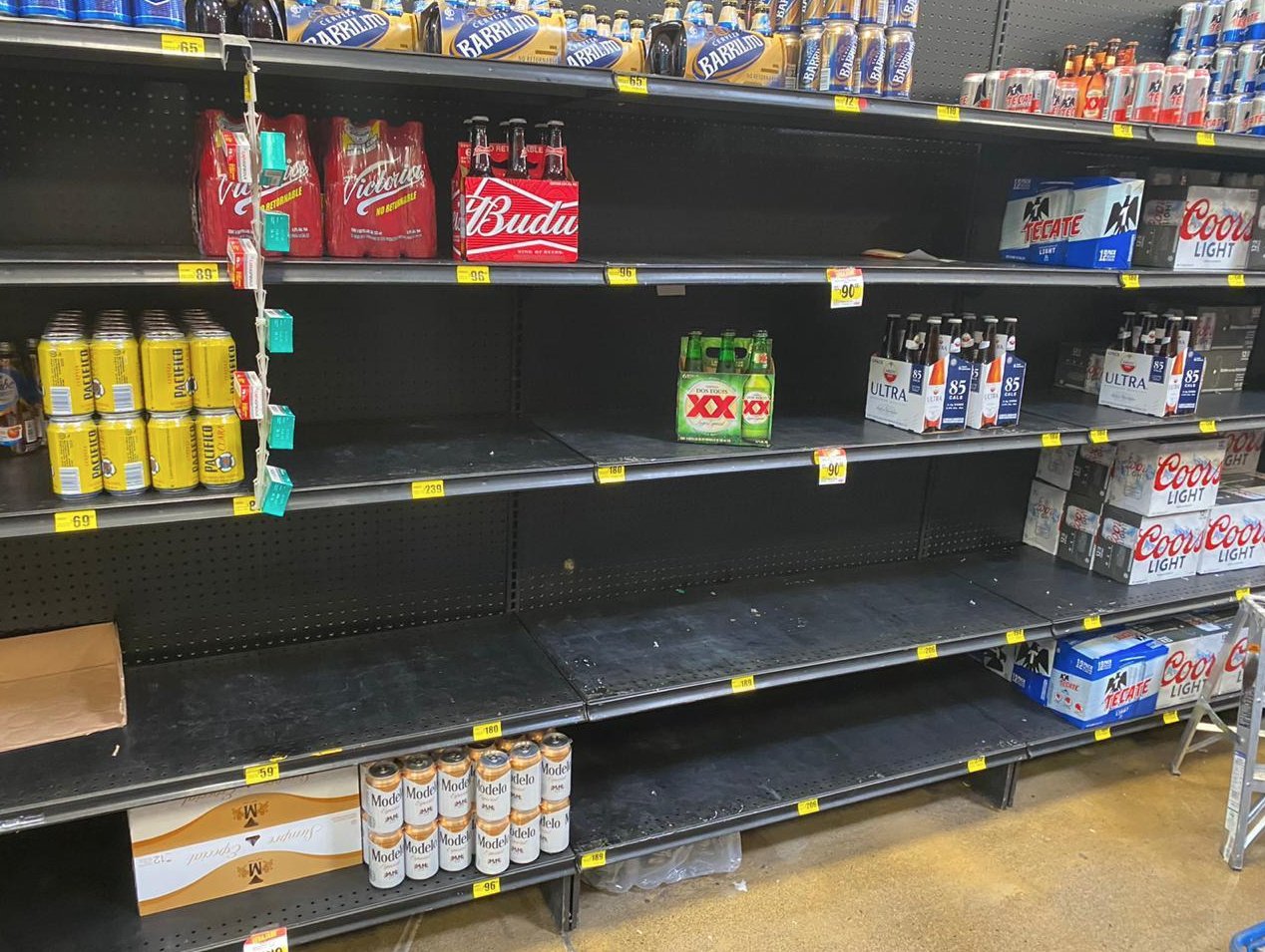 Nuevolenses arrasan con cerveza en compras de pánico