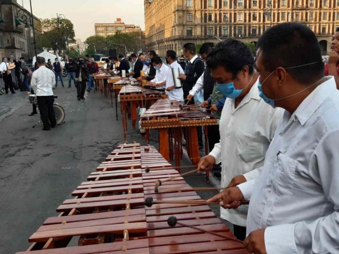 Al ritmo de la marimba, músicos se manifiestan en Palacio Nacional